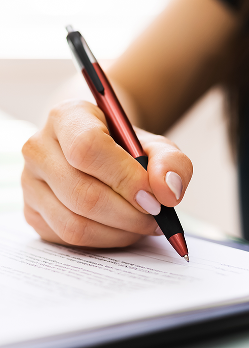 Primer plano de una firma de contrato.